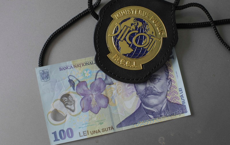 DIICOT anunță arestarea celui mai mare falsificator de bancnote din plastic din lume. Cum erau realizate falsurile “aproape imposibil de identificat”