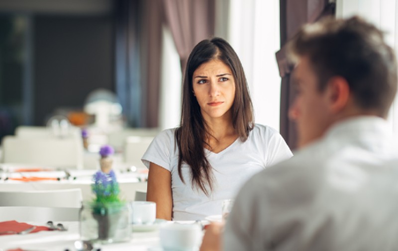 Cum să îți dai seama că ai de-a face cu un mincinos: trucul de 10 secunde
