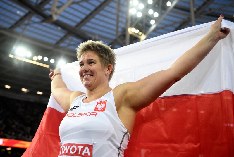 epa06130689 Anita Wlodarczyk of Poland celebrates winning the women's Hammer Throw final at the London 2017 IAAF World Championships in London, Britain, 07 August 2017. EPA/FRANCK ROBICHON