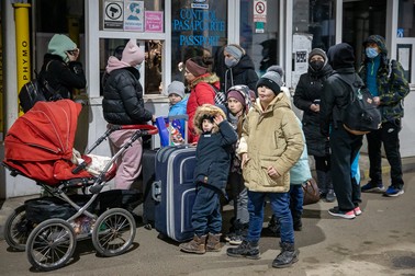 Refugiați ucraineni la Vama Siret, România. Până miercuri 9 martie 2022, potrivit Poliției de frontieră, în România au intrat 343.515 cetățeni ucraineni și au plecat &nbsp;258.844. Foto: Eli Driu