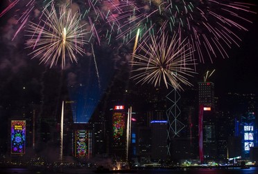 epa07255517 Fireworks light up Hong Kong's iconic skyline as revellers celebrate the arrival of 2019, in Hong Kong, China, 01 January 2019. EPA-EFE/ALEX HOFFORD
