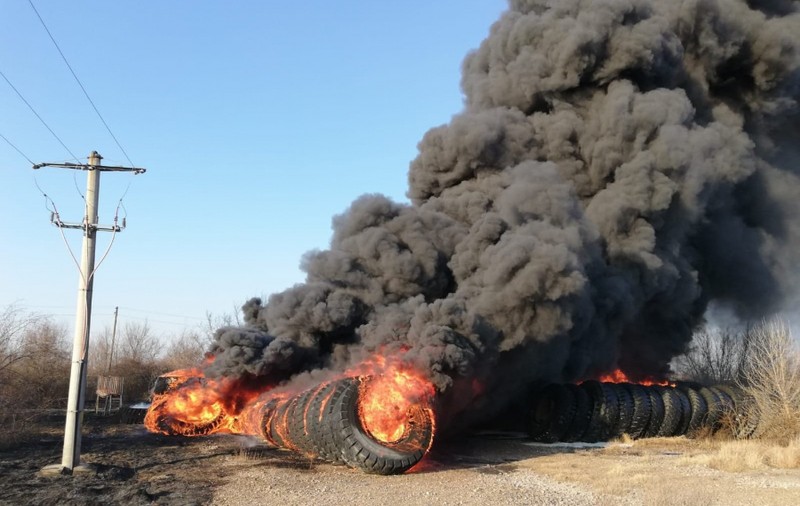 Incendiu puternic la un depozit de cauciucuri din Galaţi, cu degajare mare de fum (VIDEO)
