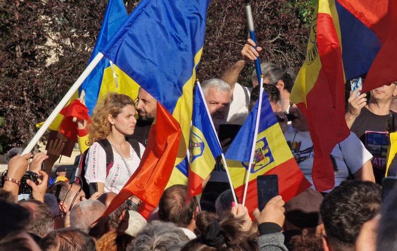 O parte din susținătorii AUR au plecat mai devreme de la protestul din Piața Victoriei. Ce i-au reproșat lui George Simion: „Aici a greșit”