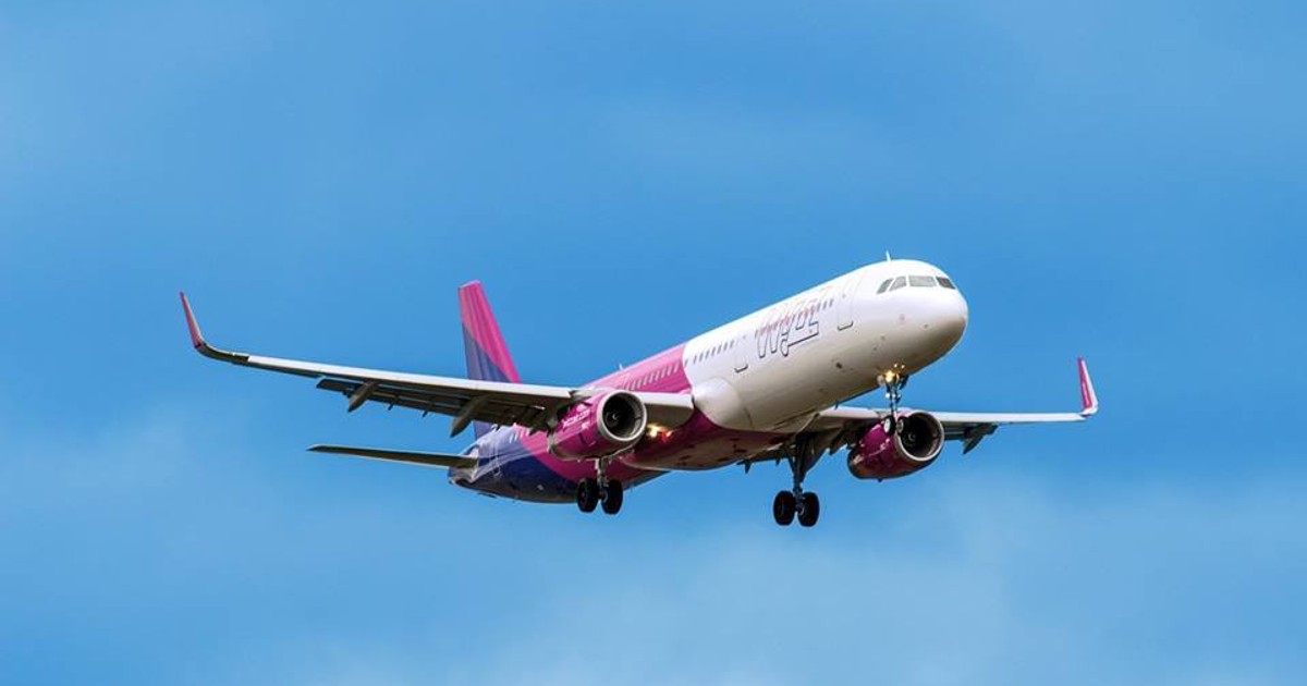 avion wizz air- Facebook