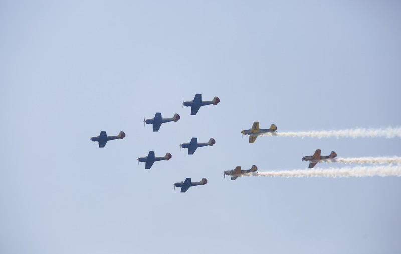 SPECTACOL! Acrobaţii, avioane militare, motoparapante, la mitingul aerian de la Boboc | FOTO