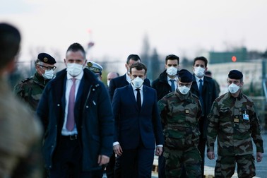 Președintele Emmanuel Macron, într-o vizită în Mulhouse, una dintre cele mai lovite regiuni franceze FOTO: EPA