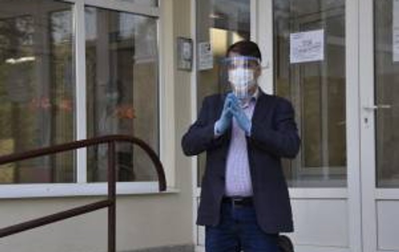 Șeful SGA Suceava, demis după ce s-a rugat în genunchi în fața instituției în timpul pandemiei COVID, a revenit în funcție
