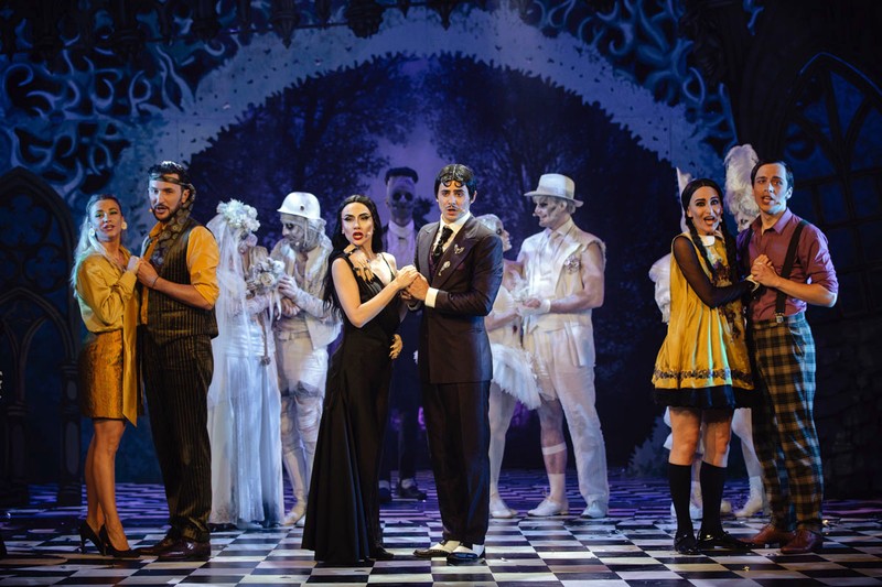 Imagine din spectacolul „Familia Addams”, foto Vlad Catană