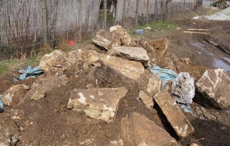 Un sarcofag roman vechi de peste 1.700 de ani a fost distrus cu excavatorul în timpul unei săpături, la Alba Iulia
