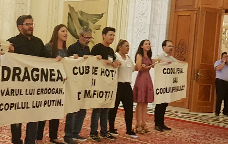 PSD, măsuri severe împotriva protestatarilor din Parlament. Tomac: ”Vor să transforme instituția într-o unitate militară!”