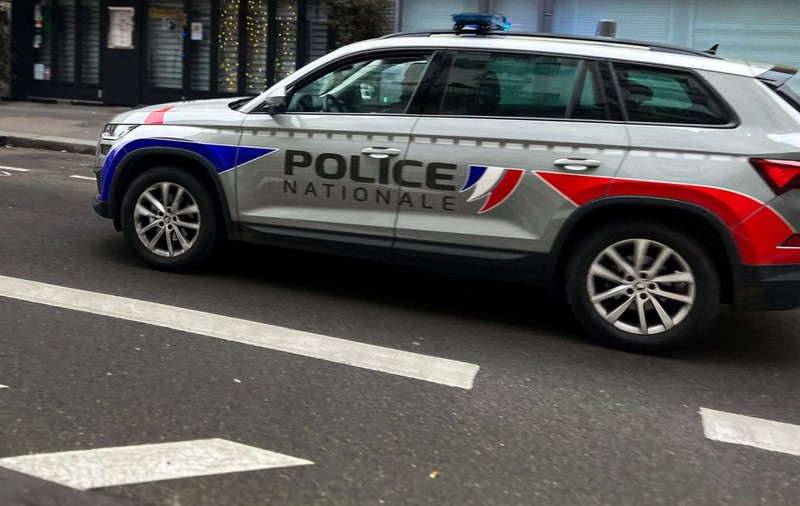 Un șofer de 15 ani a gonit cu 200 km/h și apoi a sărit într-un râu încercând să scape de poliția franceză care-l urmărea