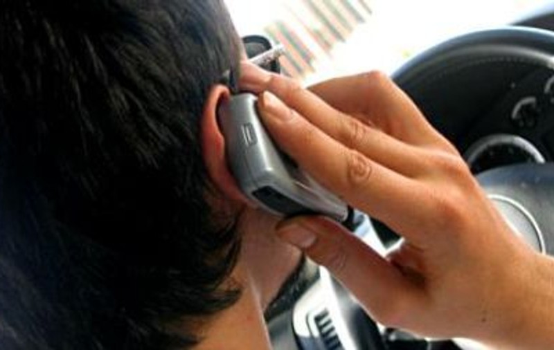 Un polițist a descoperit pe o autostradă un șofer care oprise ca să se joace pe opt telefoane simultan