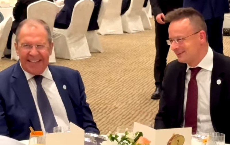 Ministrul maghiar de externe, Peter Szijjártó, filmat la cină cu ministrul de externe rus, Serghei Lavrov. Ce explicații a dat