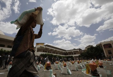 Un lucrător aduce provizii umanitare sub forma rațiilor alimentare de urgență oferite de agenția Mona persoanelor afectate de război, în Sanaa, Yemen, pe 24 aprilie 2022. Șapte ani de conflict armat au făcut din Yemen una dintre cele mai grave crize umanitare din lume, afectând economia țării precum și 80% din populație care acum necesită ajutor umanitar și protecție.