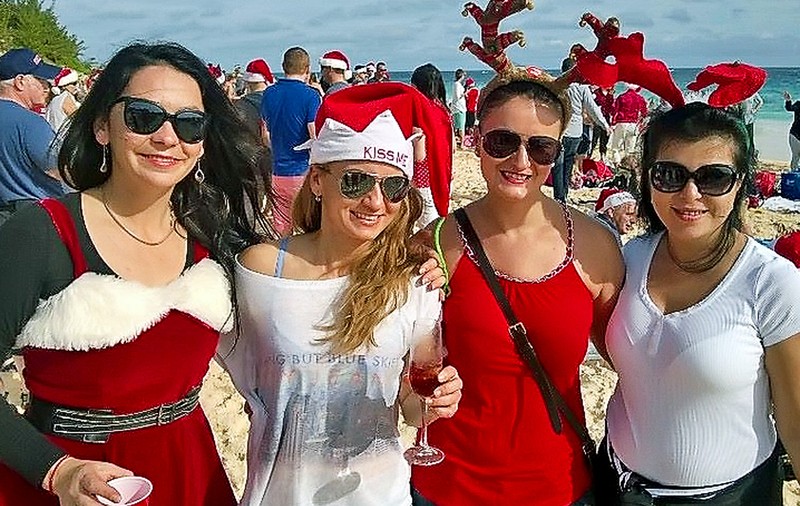 L-au aşteptat pe Moşul pe plajă