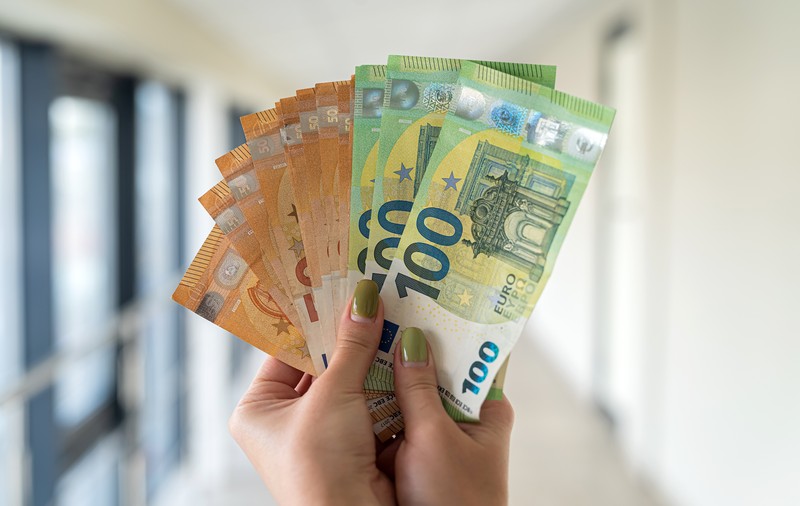 Contabila unui liceu din Pașcani a furat 100.000 de euro din indemnizațiile de handicap ale elevilor 