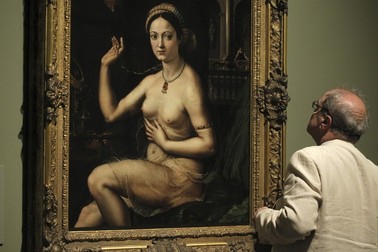 „Femeie în fața oglinzii”, lucrare de Rafael, expusă aici la muzeul Prado din Madrid. Se spune că modelul este Margherita Luti, iubita artistului.
