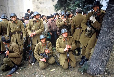 Militari români în Piața Palatului din București, decembrie 1989 |Foto: NICOLAS JOSE / Sipa Press / Profimedia