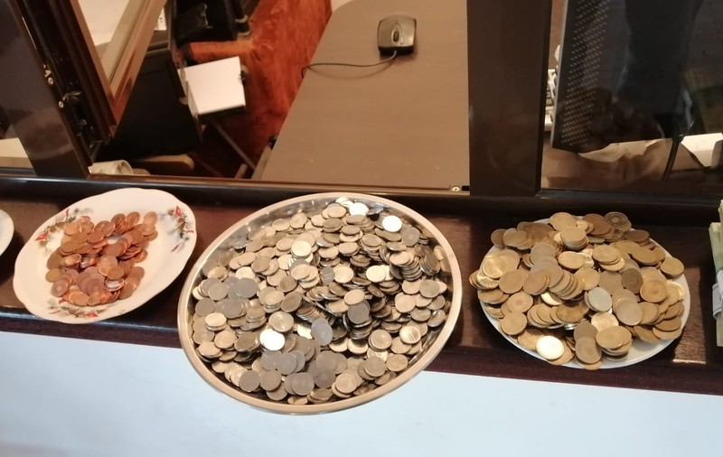 Un ieșean revoltat și-a plătit impozitul cu câteva kilograme de monede. Care a fost reacția funcționarilor