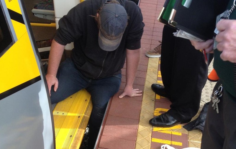 Un bărbat şi-a prins piciorul între metrou şi peron! Zeci de oameni au împins trenul să-l elibereze | VIDEO