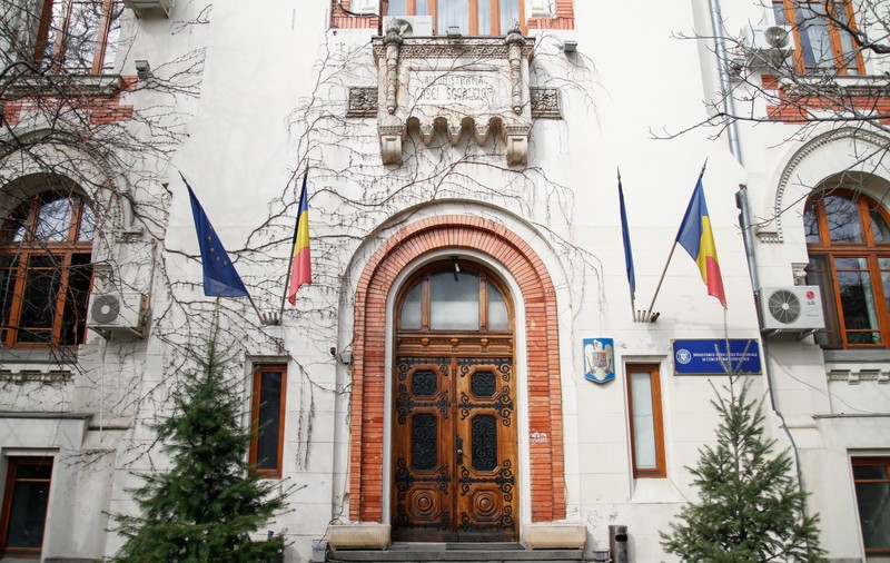 „Este o variantă neasumată”, spune Ministerul Educației despre proiectul de planuri-cadru care ar fi tăiat Logica și Psihologia de la liceu