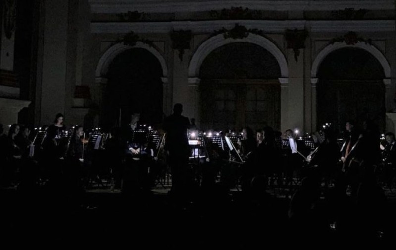 Orchestra a continuat concertul, deși afară se auzeau bombardamente, iar în interior s-a oprit lumina, la Liov