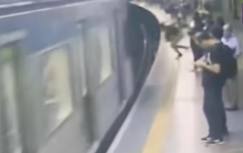 VIDEO| Femeie împinsă în fața metroului la Sao Paolo. Victima a supraviețuit miraculos