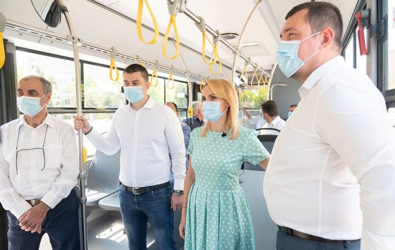 VIDEO | Gabriela Firea, la plimbare cu autobuzul STB: “Să meargă încet, să nu cădem”