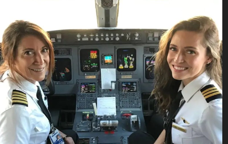 Caz unic: O mamă și fiica ei, la manșa unui avion de pasageri. Când vor face primul zbor