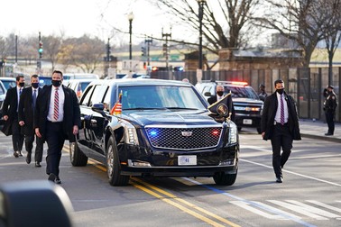 Escorta prezidențială pe Pennsylvania Avenue, în drumul spre Casa Albă. Foto: EPA