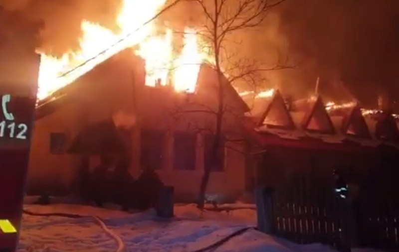 Fosta cabană turistică Usturoiu, distrusă complet de un incendiu