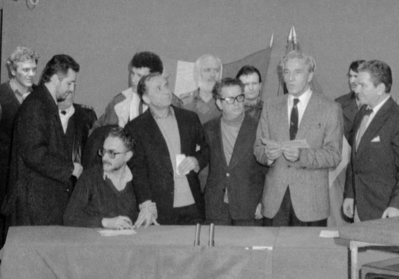 Ion Iliescu și Gelu Voican Voiculescu (în spatele lui), la TVR, în timpul Revoluției din 1989. Foto: Agerpres