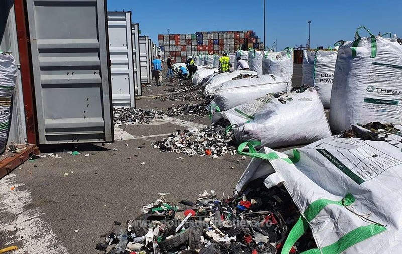 Trei sute de tone de deşeuri, importate din Germania, descoperite în Portul Constanța