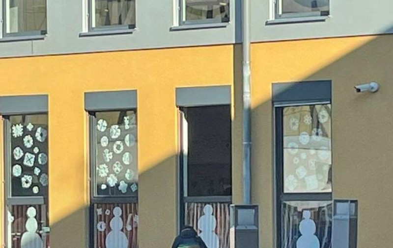Anchetă la o școală din Austria după ce o imagine cu un elev care dă un test afară, în frig, a devenit virală pe internet