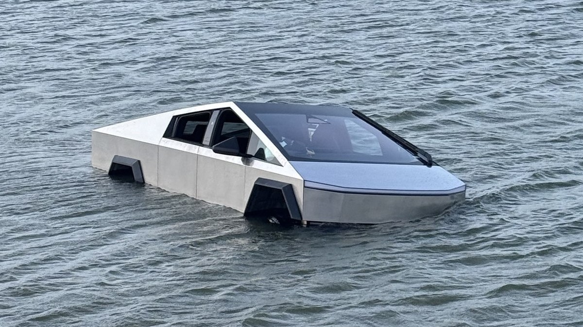 Un șofer de Cybertruck blocat cu mașina într-un lac a fost arestat imediat. Foto Facebook Grapevine Police