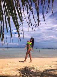 Elena Ionescu, fosta solistă a trupe Mandinga, arată spectaculos în costum de baie
