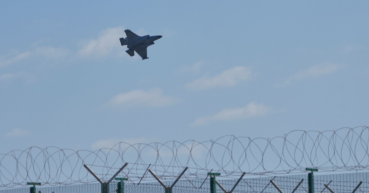 Un avion de luptă F-16 patrulează deasupra bazei aeriene Akrotiri din Cipru