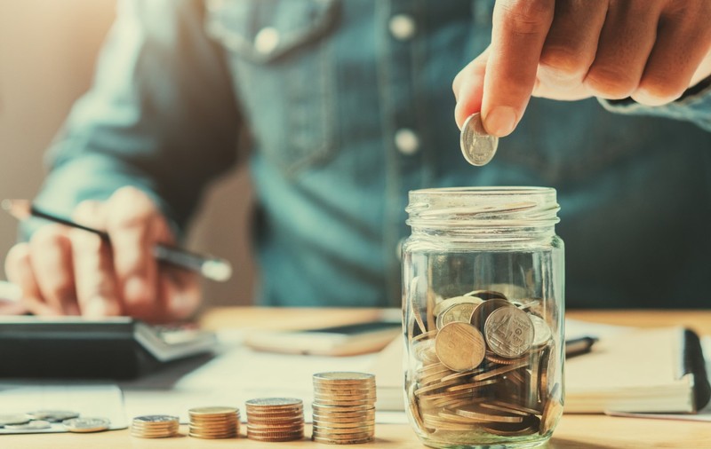Să economisesc sau să cheltuiesc? Cum îți influențează decizia revenirea surprinzătoare a economiei românești pe final de an (Publicitate)