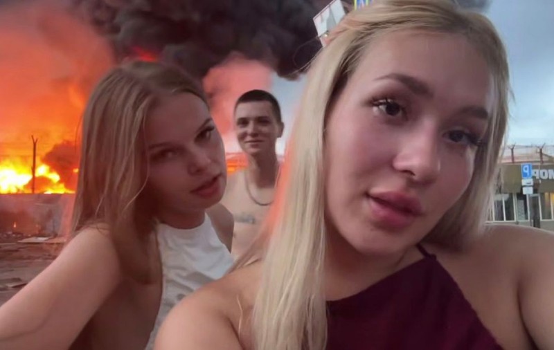 Trei tineri din Rusia, filmați de polițiști când își cer iertare, după ce s-au filmat în fața unui depozit în flăcări: „Jurăm să nu mai facem astfel de greșeli”