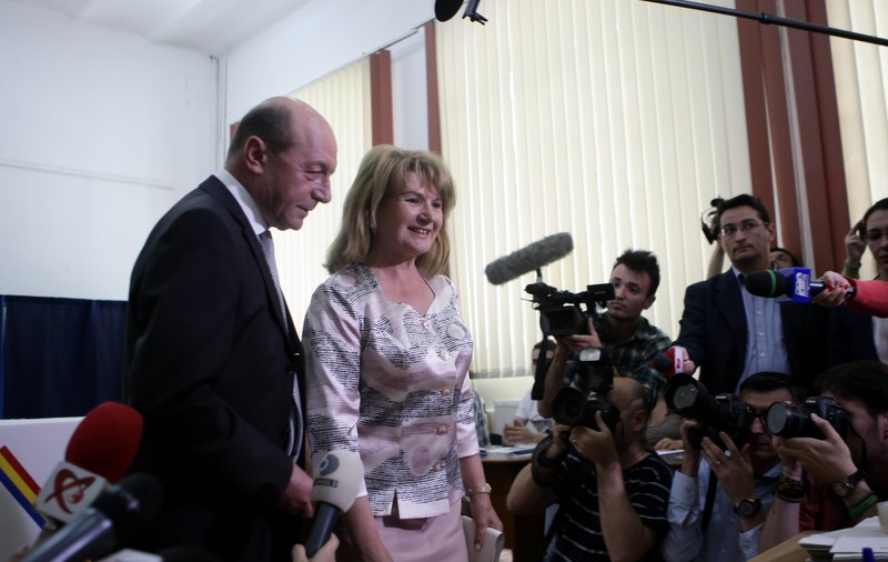 ALEGERI EUROPARLAMENTARE 2014. Traian Băsescu, APLAUDAT şi HUIDUIT, la ieşirea de la urne. Iată REACŢIA PREŞEDINTELUI| FOTO