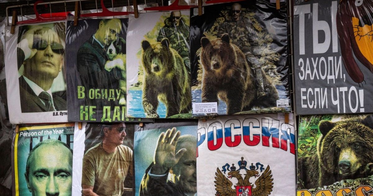 Tricouri cu Vladimir Putin și cu „ursul rusesc” la tejgheaua unei piețe de suveniruri din Kremlinul Izmailovski din Moscova, Rusia, martie 2022.