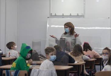 Învățătoarea Alina Dobre, predând la clasa ei