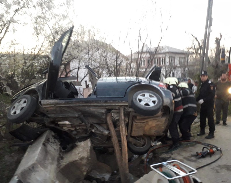 UPDATE / Bilanțul morților a crescut la trei, după ce o mașină a lovit un cap de pod în Vâlcea. Șoferul care a provocat accidentul era băut