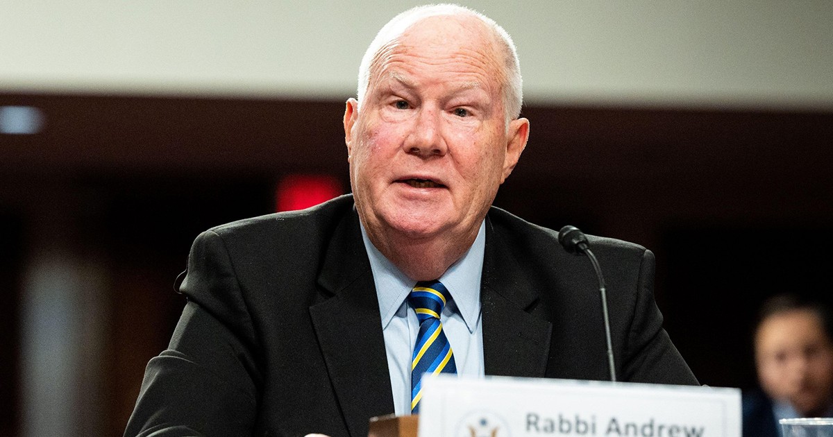 Rabinul Andrew Baker, reprezentant personal al președintelui în exercițiu al OSCE pentru combaterea antisemitismului și director al departamentului de afaceri evreiești internaționale din cadrul Comitetului Evreiesc American (AJC), în costum negru, vorbește la o audiere