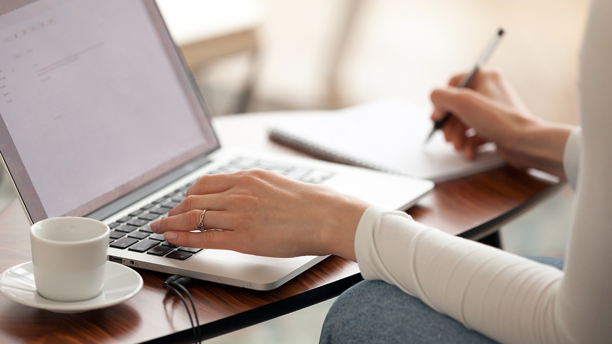 Studiu: Digitalizarea ar putea crește PIB-ul pe cap de locuitor al României cu 16,48%. Femeie la un laptop