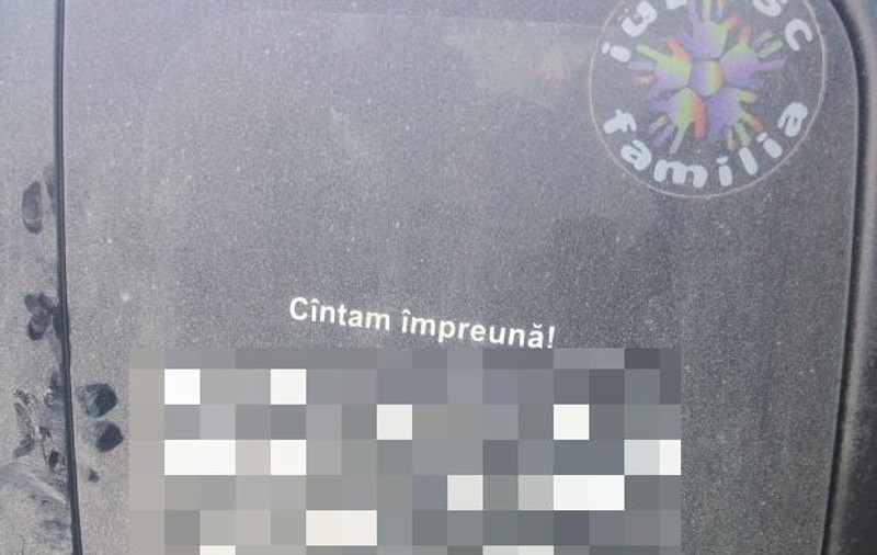 Mesajul afișat de un șofer din Chișinău pe luneta unui Logan. "Cântăm împreună"