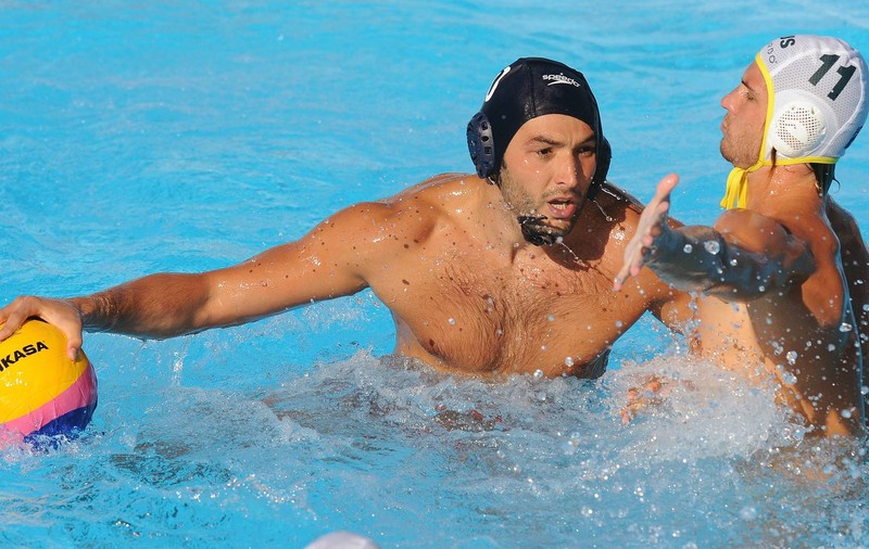Delegația României a plecat azi spre Belgrad, la Campionatul European de polo, fără Ramiro Georgescu, om de bază la Olimpiada din 2012. Jucătorul a slăbit dramatic, după ce a contractat un virus căruia doctorii nu i-au găsit leac