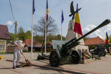 Adrian mătura în fața Monumentului Eroilor din Bucea