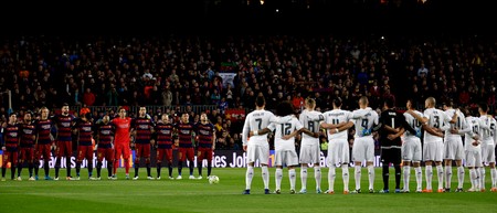 epa05241254 FC Barcelona (L) and Real Madrid players observe a minute's silence to pay homage to late Dutch soccer legend Johan Cruyff, prior to their Spanish Primera Division soccer match at Camp Nou stadium in Barcelona, northeasterm Spain, 02 April 2016. EPA/ALBERTO ESTEVEZ