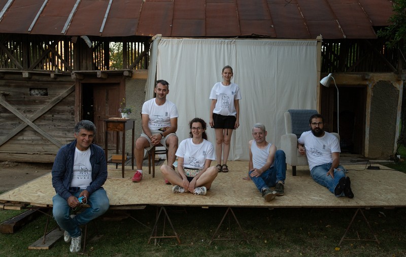“Cultură’n șură”. O trupă de tineri artiști transformă curțile sătenilor în scene de teatru, de opt ani: “Dacă locuiești într-un sat, nu înseamnă că trebuie să fii izolat cultural”